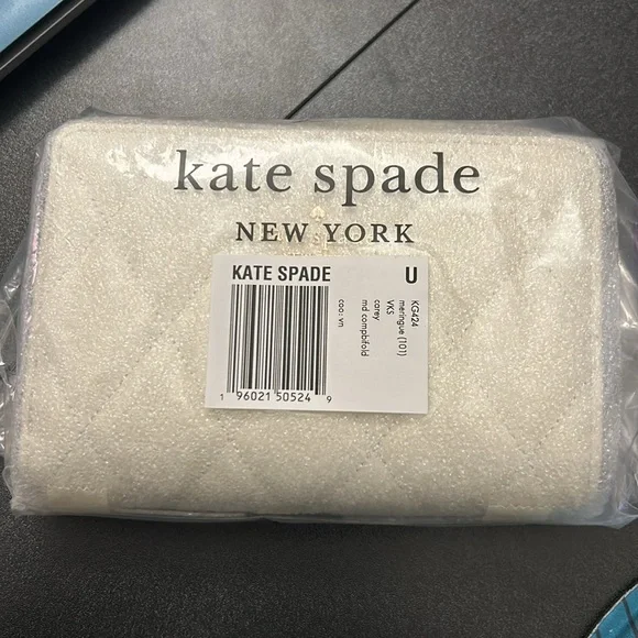 Kate Spade Women Wallet Carey Wallet in Smooth Quilted Leather - Picture 5 of 6